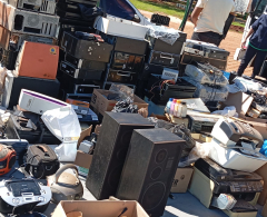 Mutirão coleta lixo eletrônico, pneus e colchões em Arapongas