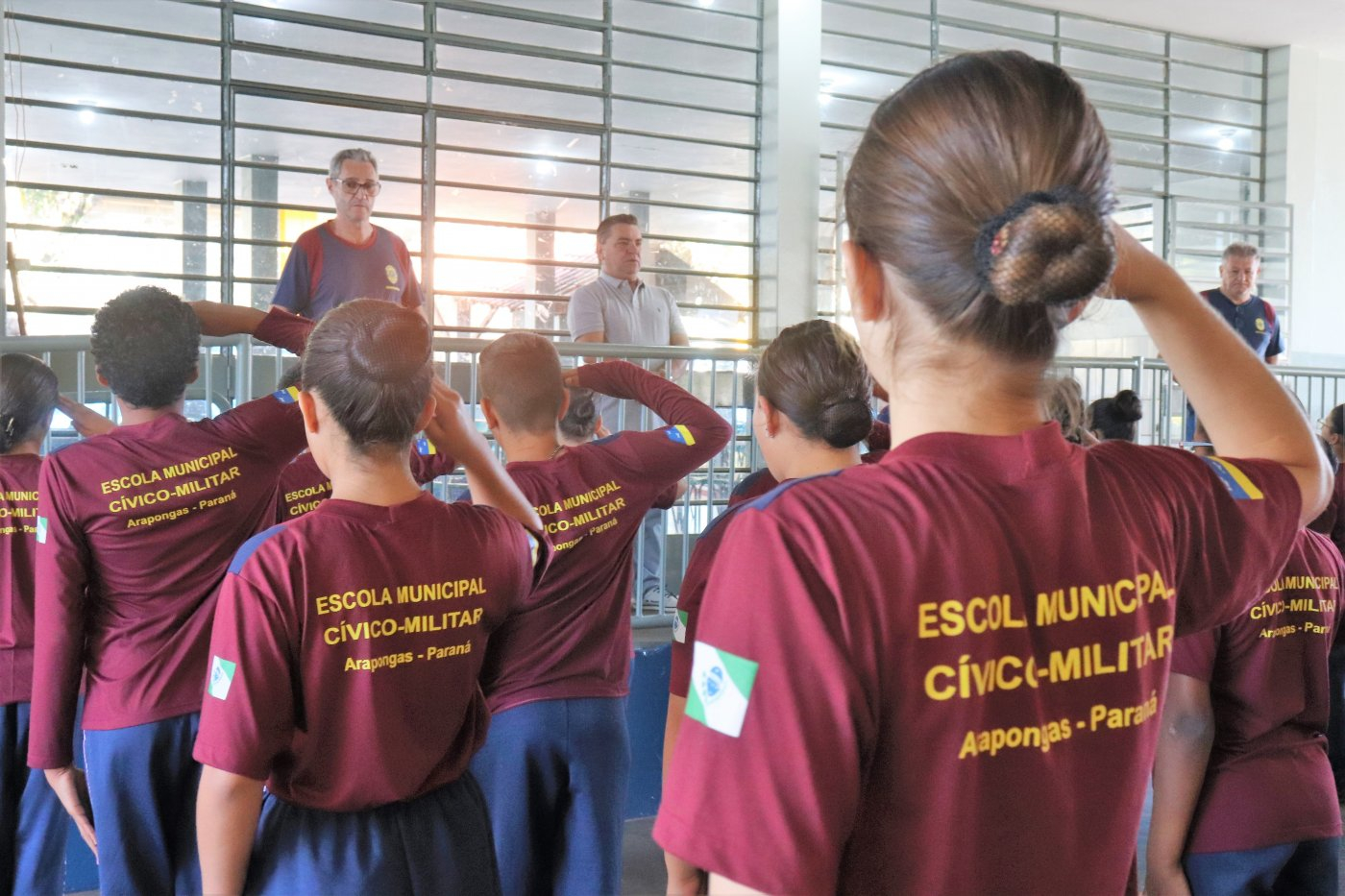 Prefeito Sérgio Onofre é recebido por alunos da disciplina cívico-militar da Escola Municipal Alzira Horvatich
