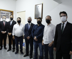 Autoridades durante entrega de parlatório na cadeia pública de Arapongas