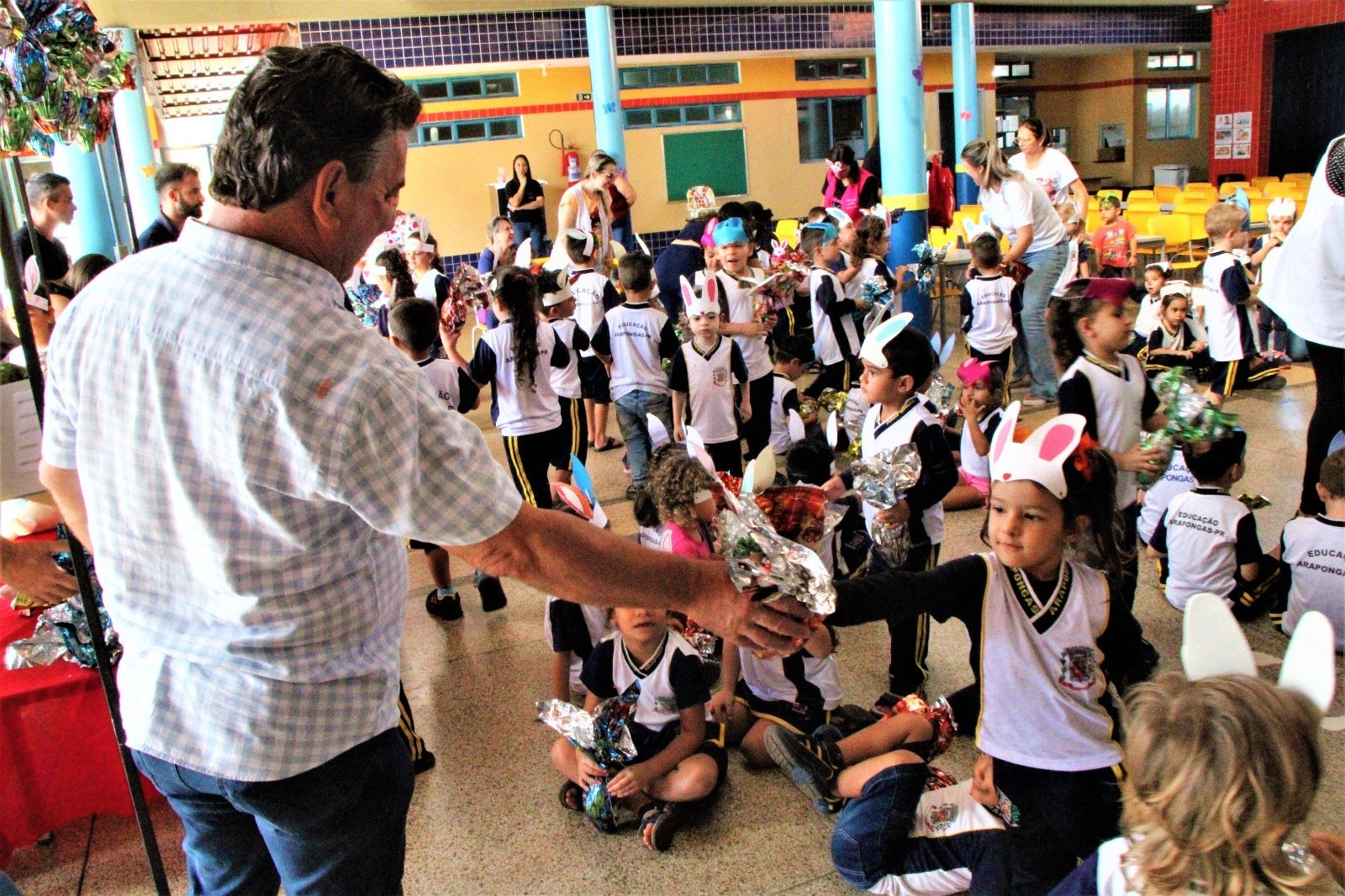 Prefeitura entrega 12.500 ovos de Páscoa para os alunos da Rede Municipal
