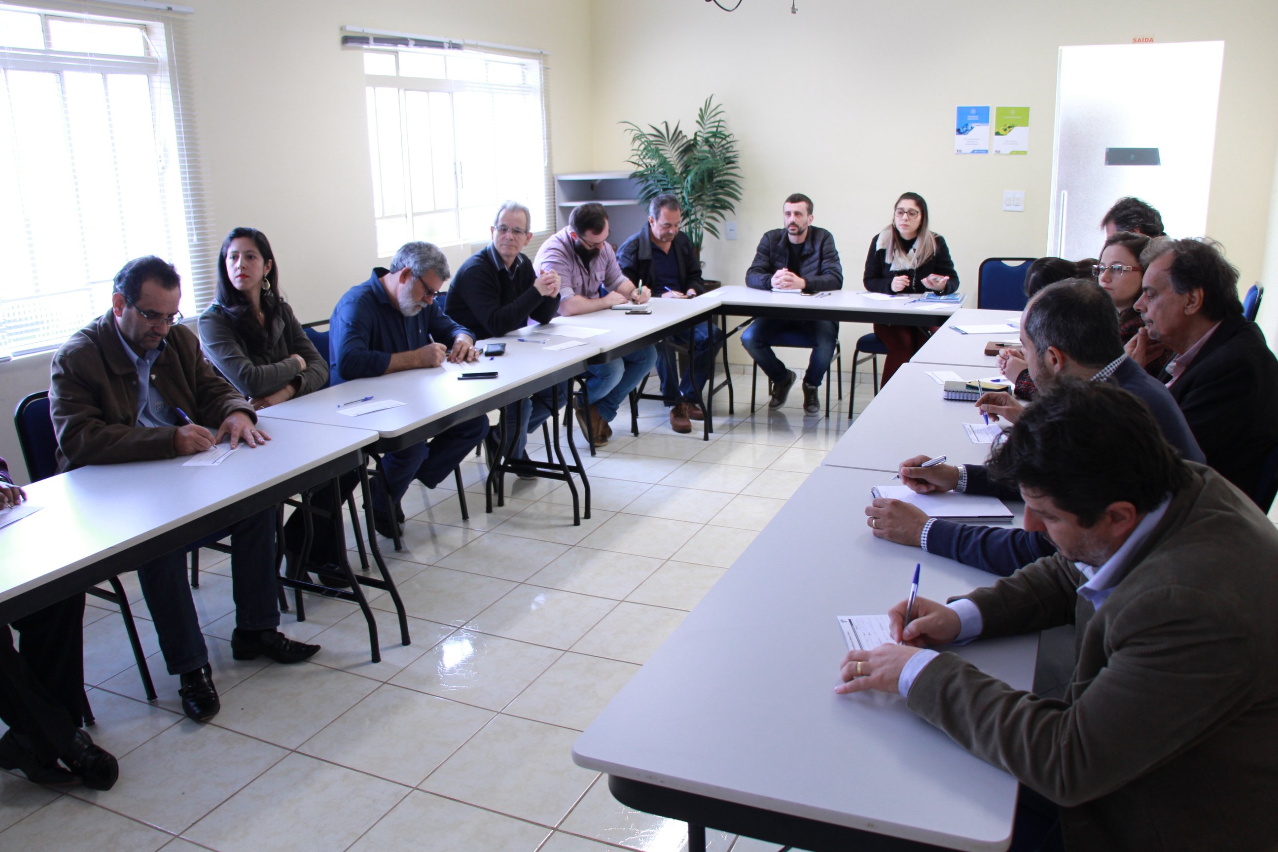 LIDERANÇAS DE ARAPONGA PARTICIPAM DE REUNIÃO NA FEEMG – PREFEITURA DE  ARAPONGA