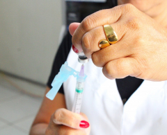 Arapongas segue vacinando contra a gripe e dengue.
