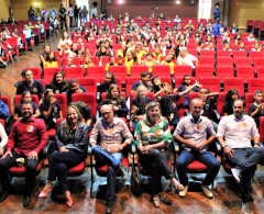 Autoridades e alunos durante abertura de campanha no Cine Mauá