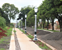 Prefeitura executa instalação de postes republicanos na Avenida Guarani, em Aricanduva