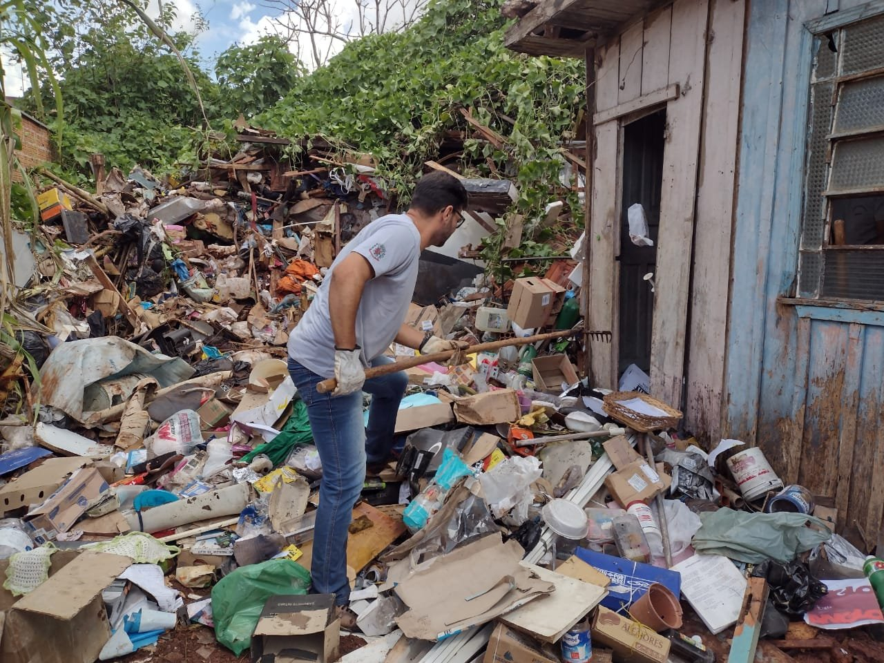 Prefeitura faz operação de limpeza em residência de “acumulador” na Vila Bernardes