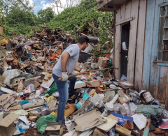 Força-tarefa faz retirada de lixo em residência na Vila Bernardes