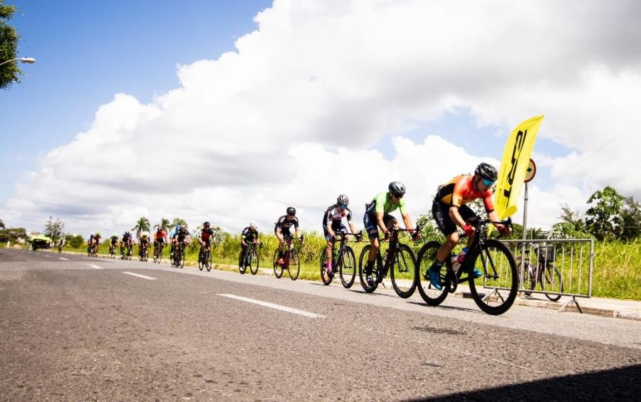 1,5 mil ciclistas dão a largada para o percurso de 120 km, de Londrina à Maringá, neste sábado (20)
