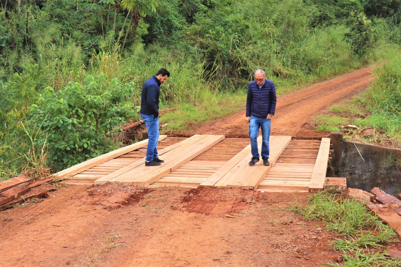 Em ação integrada, Prefeitura reforma ponte rural da Estrada 7 Casas