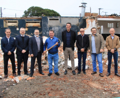 Autoridades acompanham demolição do antigo prédio da Cadeia Pública de Arapongas