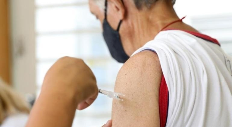 Arapongas abre vacinação bivalente contra a Covid-19 para pessoas com 60 anos ou mais